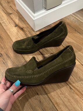 AEROSOLES Spring Green Suede Slip-on Wedge Loaders | Size 7